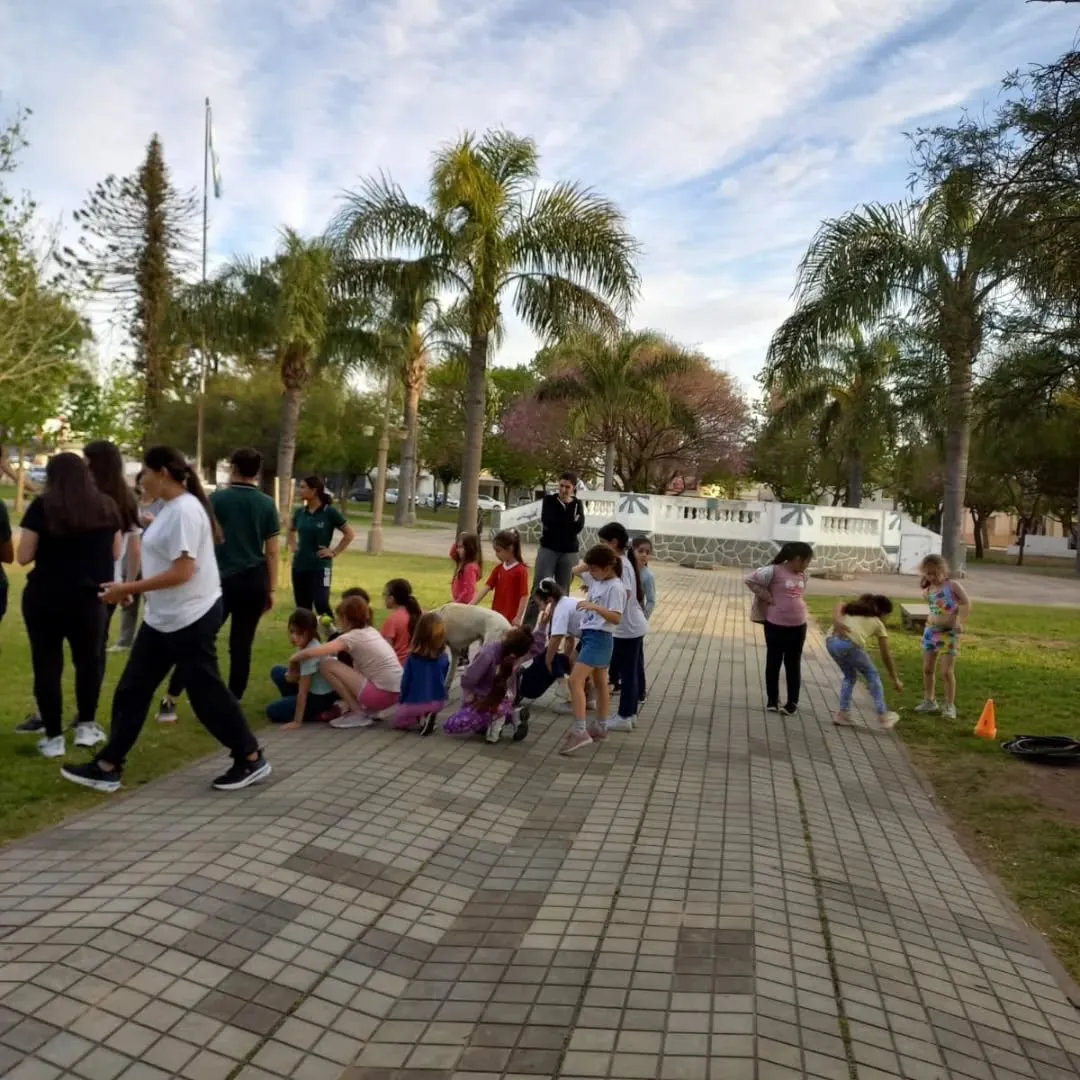 niños sacant aportada