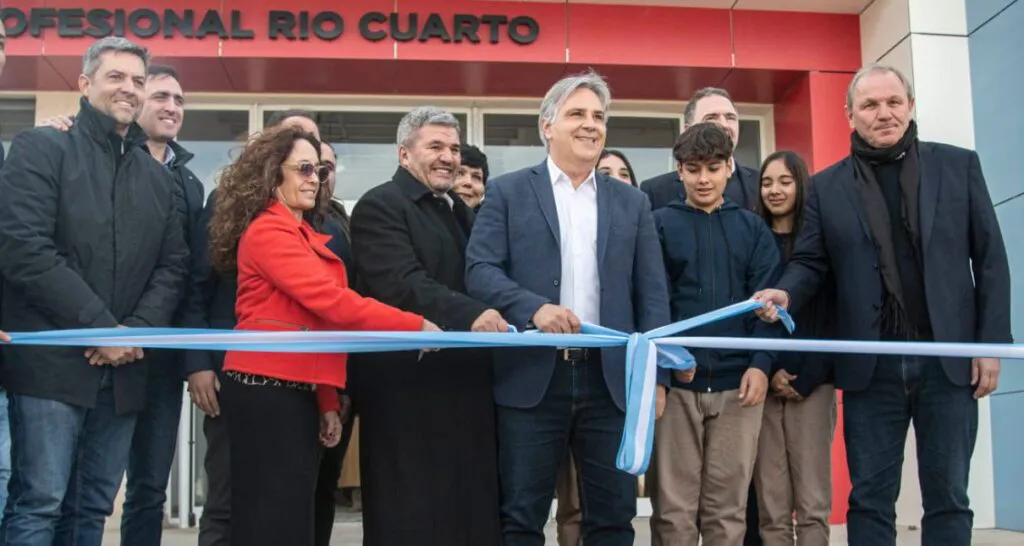 Río Cuarto: Llaryora inauguró una escuela con orientación en tecnología ...