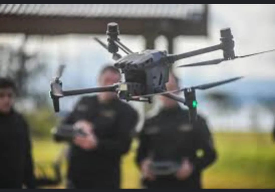 drones pol,icia