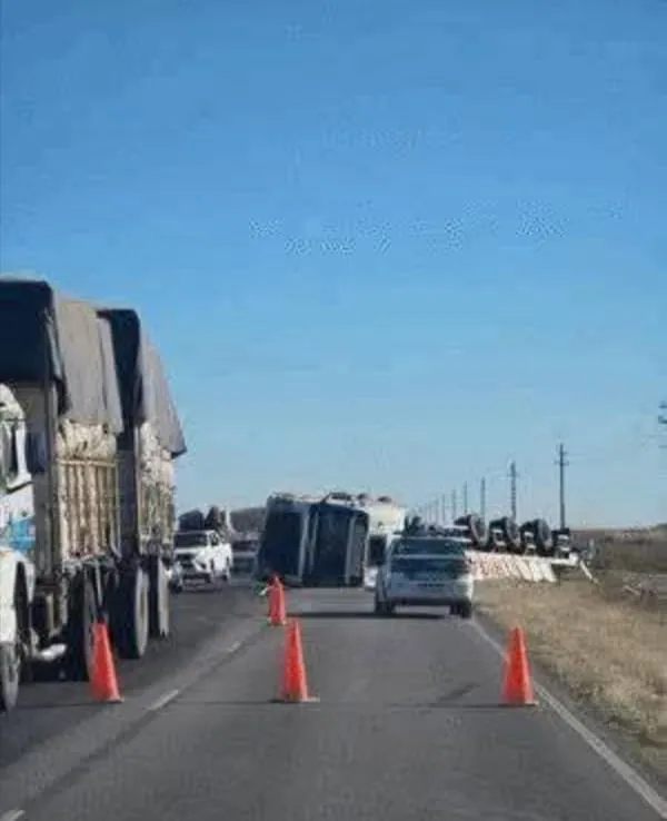 camion volcado1
