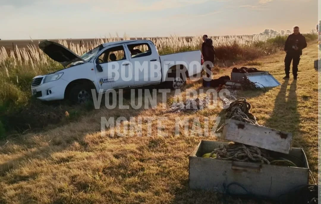 Tres trabajadores resultaron heridos tras el vuelco de una camioneta en ...