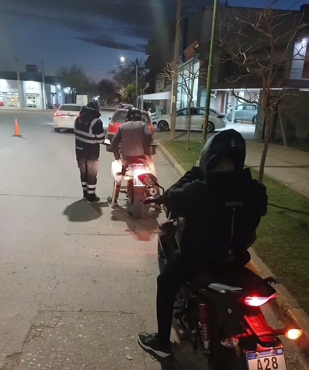 5e6d3a04-8223-4b8a-a789-cc552e133031moto22